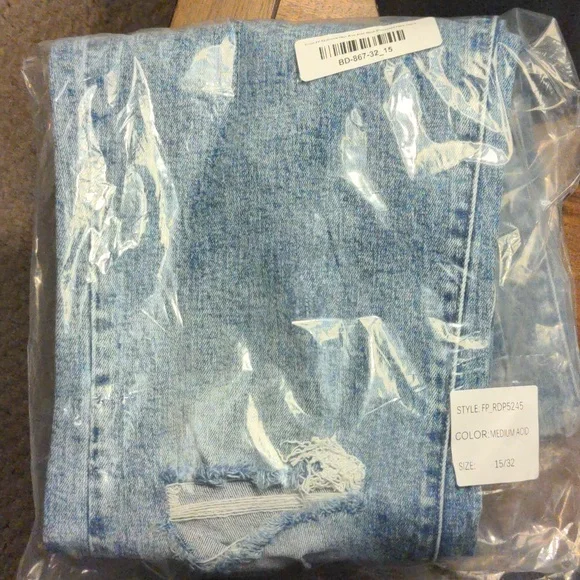 SOLD NEW Acid Washed Ripped Flare Jeans by Risen sz 15/32 Buckle - Picture 9 of 9